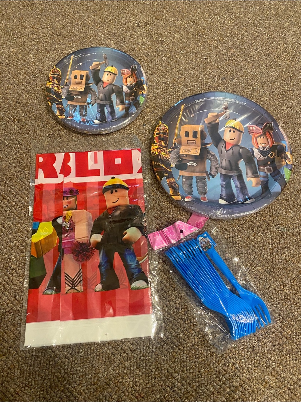 Blue Roblox-Themed Party Plate and Cutlery Set